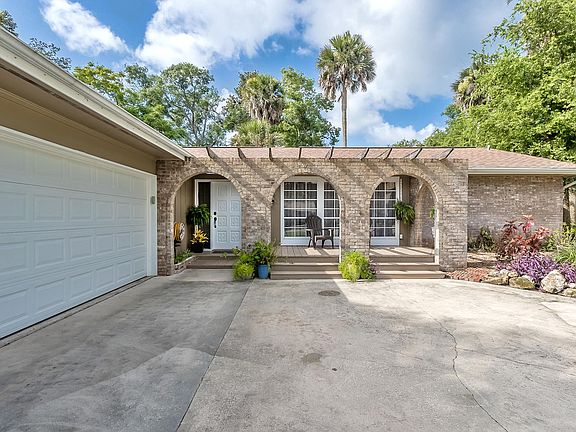 4th image of 912 Village Dr