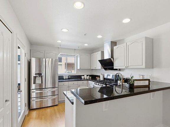 5th image of 993 Asilomar Ter APT 3
