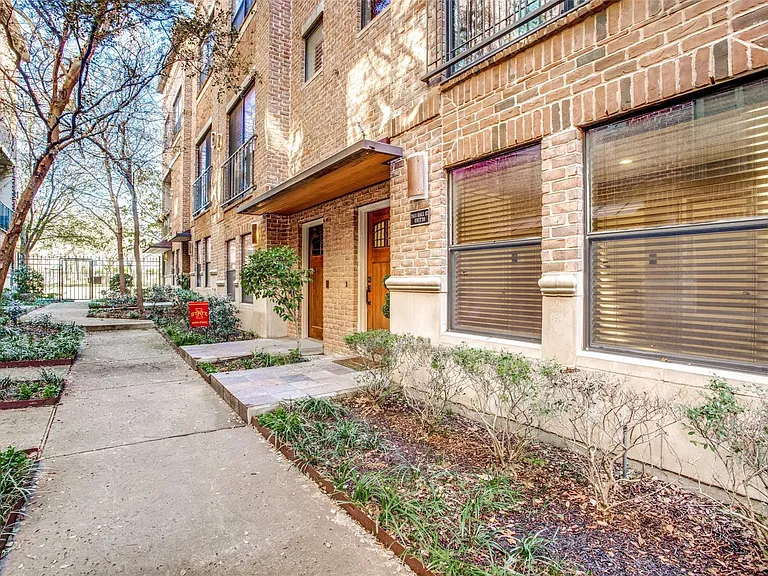 2411 N Hall St #20 — Photo 2