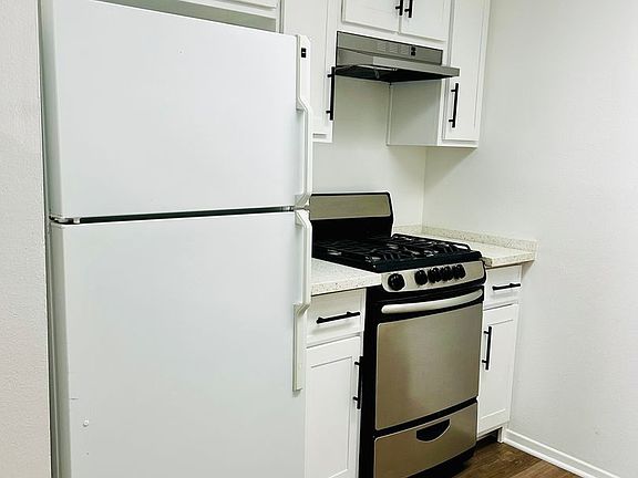 5th image of 220 E Oak St APT 1