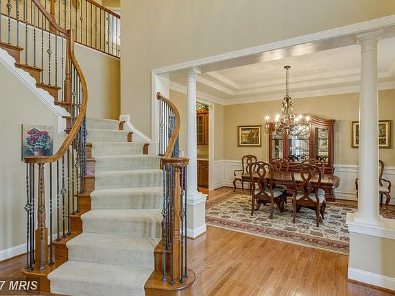 Convenience of 2 stairways to upper level