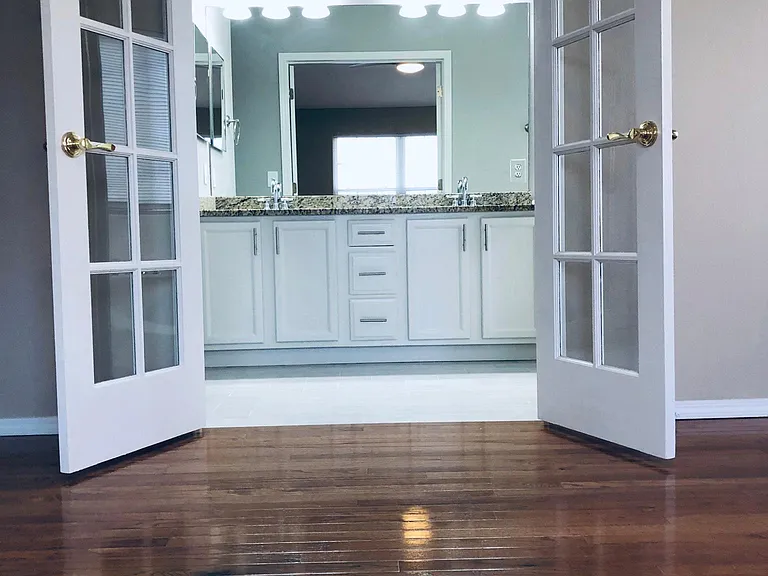 Large Master bedroom & 5 piece master bath