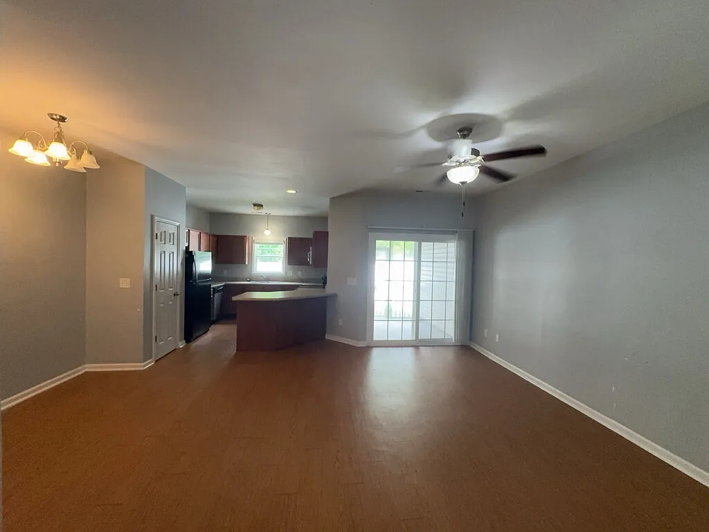 3 bed, 2.5 bath, 1600 sqft, $1,550 — Photo 4