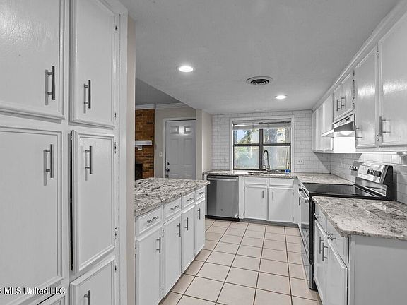 3rd image of 5 Dove Way Cir