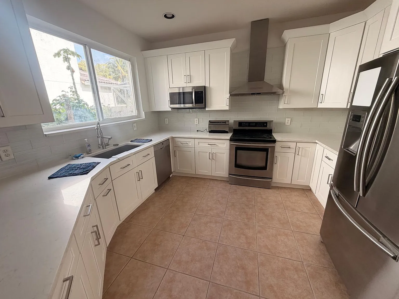 4 bed, 2.5 bath, 2958 sqft, $3,650 — Photo 2