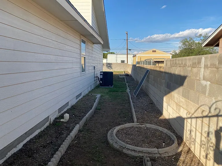1506 Edwards St — Photo 34