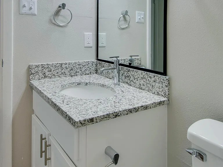 MODERN LIGHTING IN BATHROOM