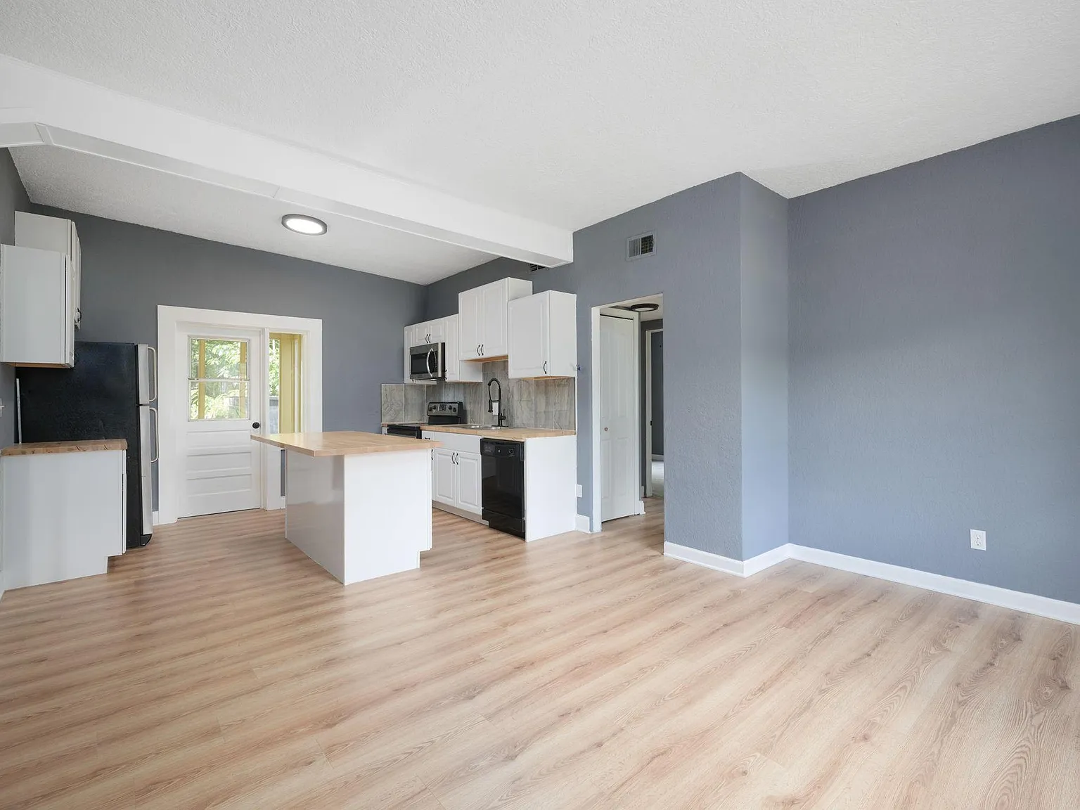 3 bed, 1017 sqft, $1,500 — Photo 2