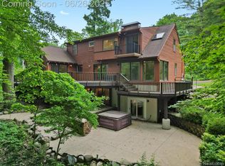 9767 Whisperwood Ln, Brighton, MI 48116