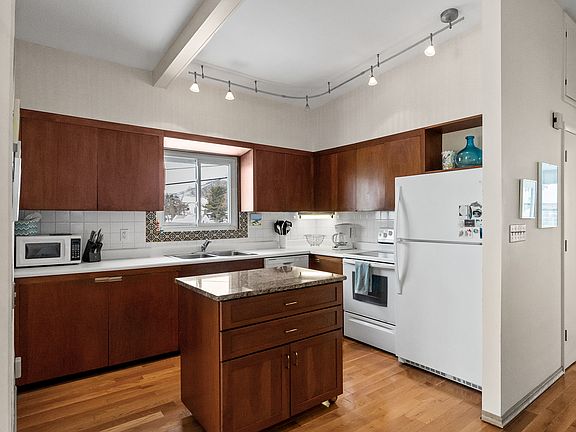 5th image of 108 Prospect St