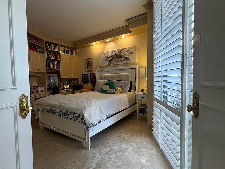 20281 E Country Club Dr — Photo 40
