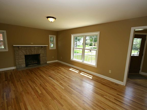 2nd image of 142 W Riverglen Dr