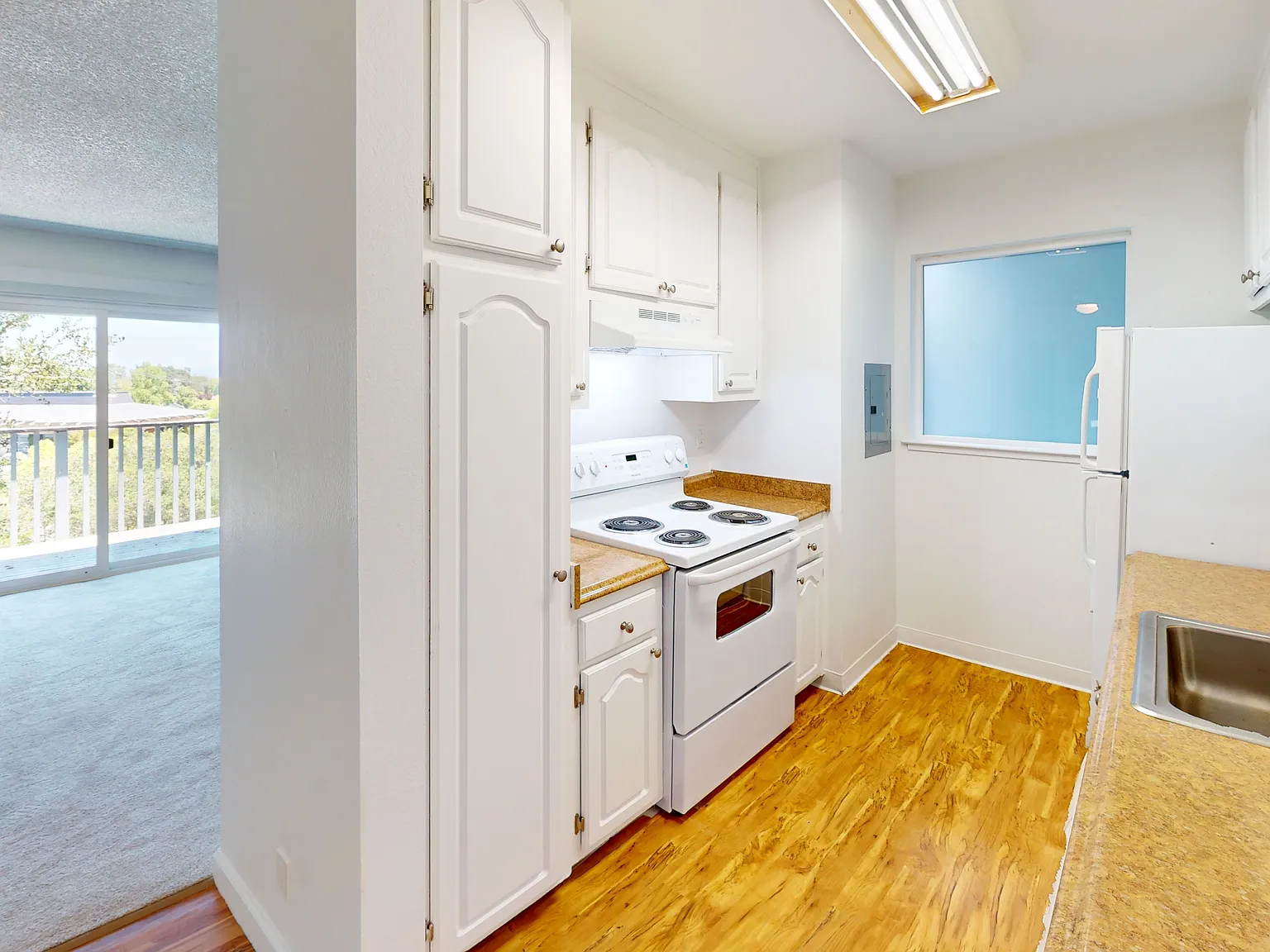 Top-Floor 2BR/2BA in Novato | Deck | Air Conditioning | Pet Friendly — Photo 2