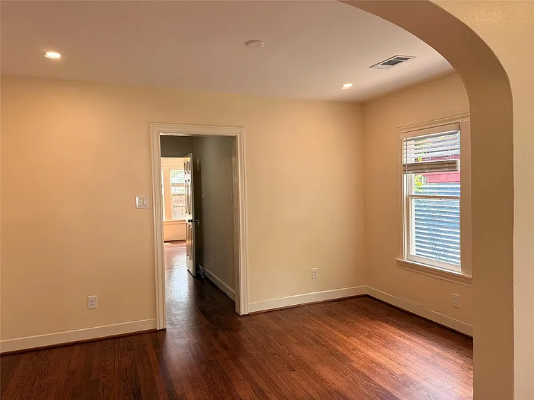 2827 Robertson St — Photo 8