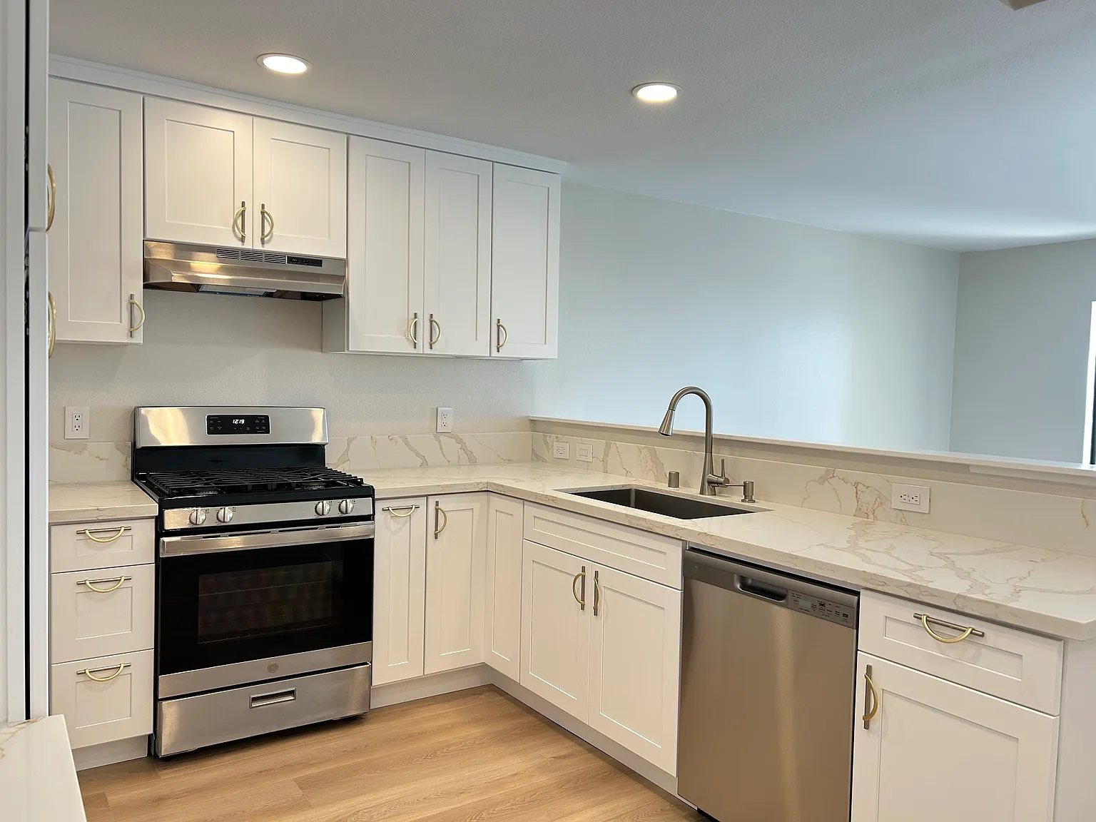 2 bed, 1000 sqft, $3,200 — Photo 2