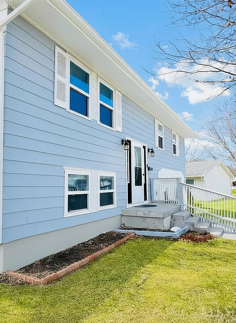 3 bed, 1.5 bath, 1674 sqft, $2,745 — Photo 2