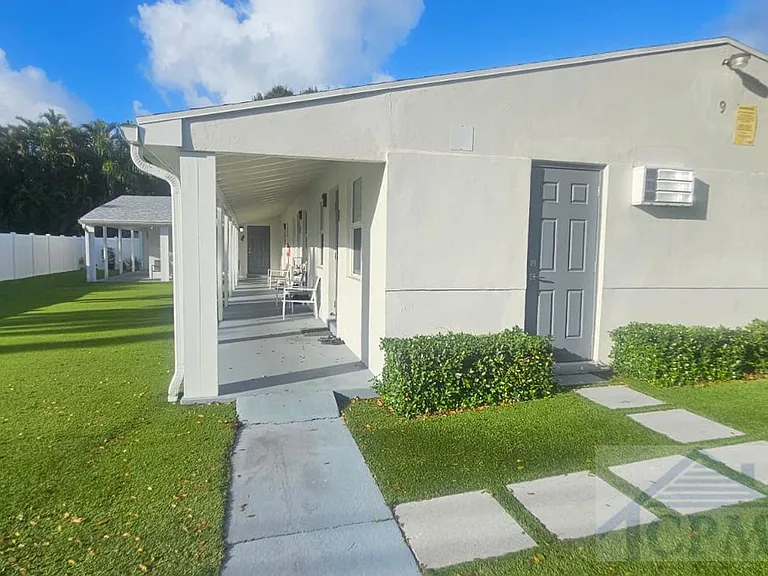9 SW 10th St — Photo 14