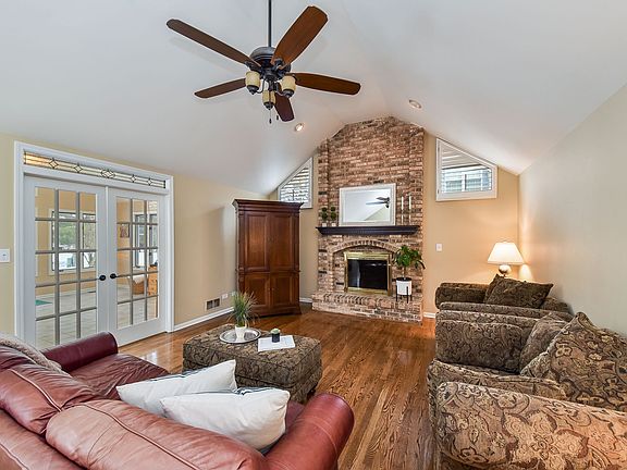 3rd image of 312 Apple River Dr