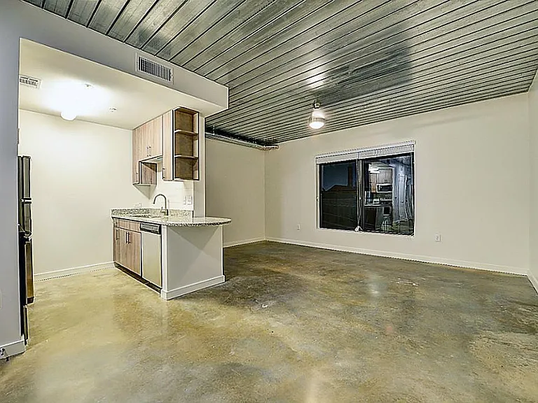 Mid Main — Photo 29