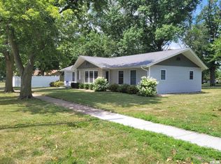 207 SW Cross St, Mount Sterling, IL 62353