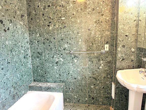 5th image of 147 W 79th St #15B