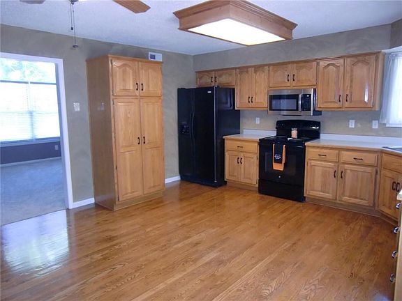 3rd image of 114 E Calico Dr