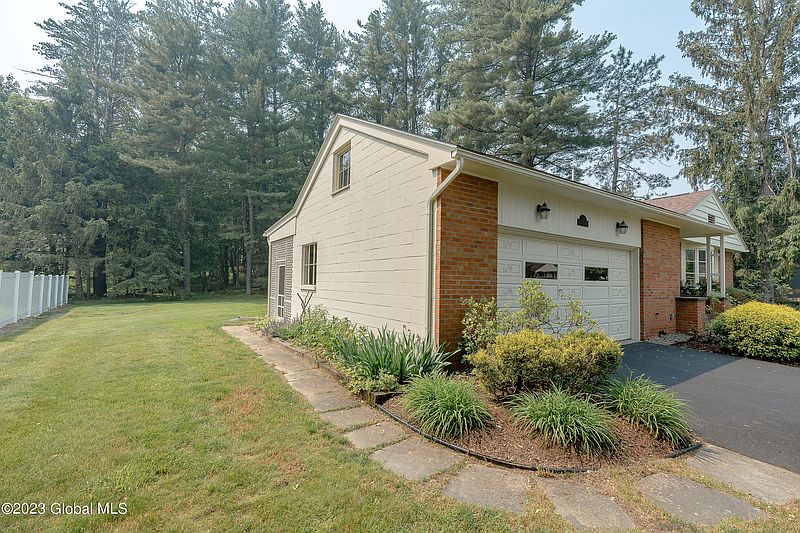 3rd image of 13 Mayfair Drive