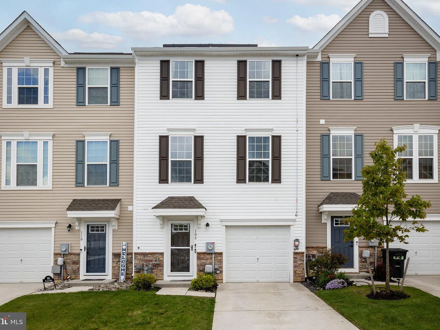 3 bed, 2.5 bath, 2165 sqft, $3,200 — Photo 1
