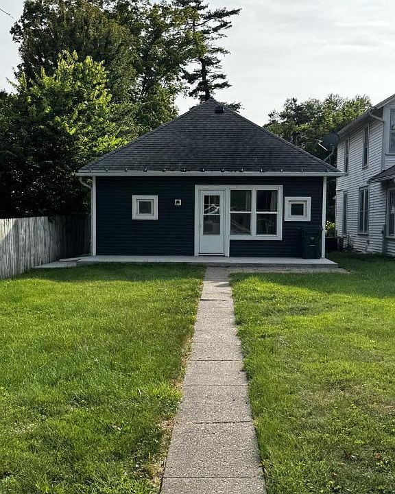 2nd image of 129 Roscoe Ave