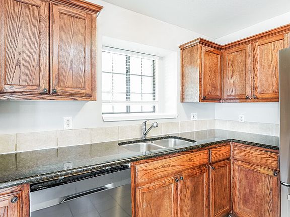 5th image of 602 Laurel St