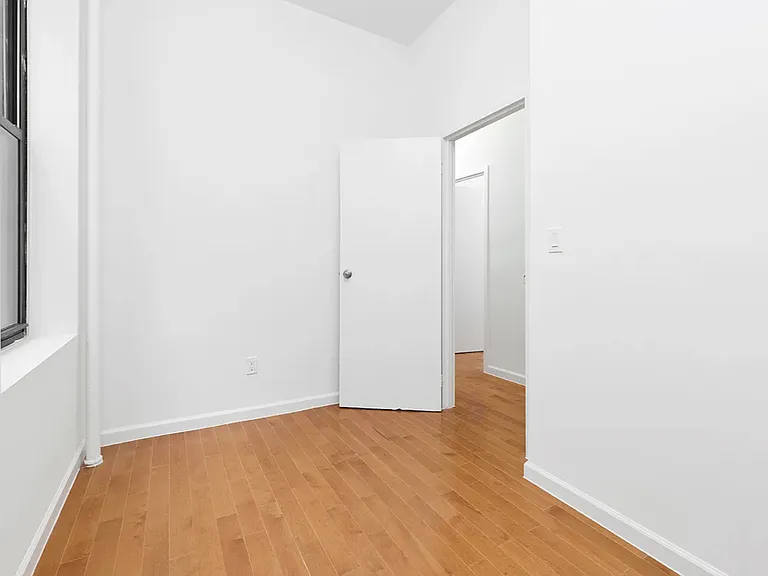 321 42nd St #5R — Photo 4
