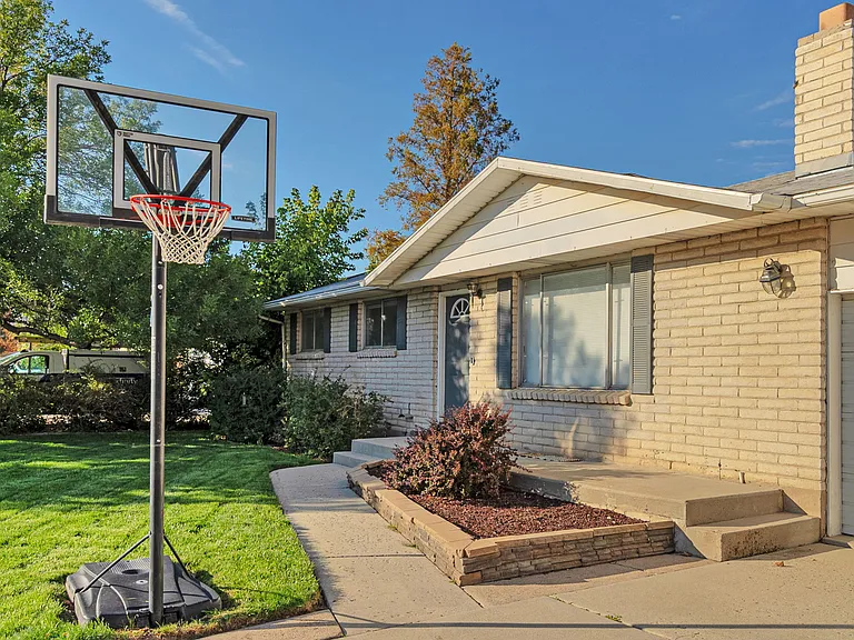 3246 W Royalwood Dr — Photo 2