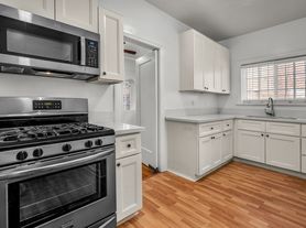 Large 2 bedroom unit, 2 br / 1.0 ba, $2795