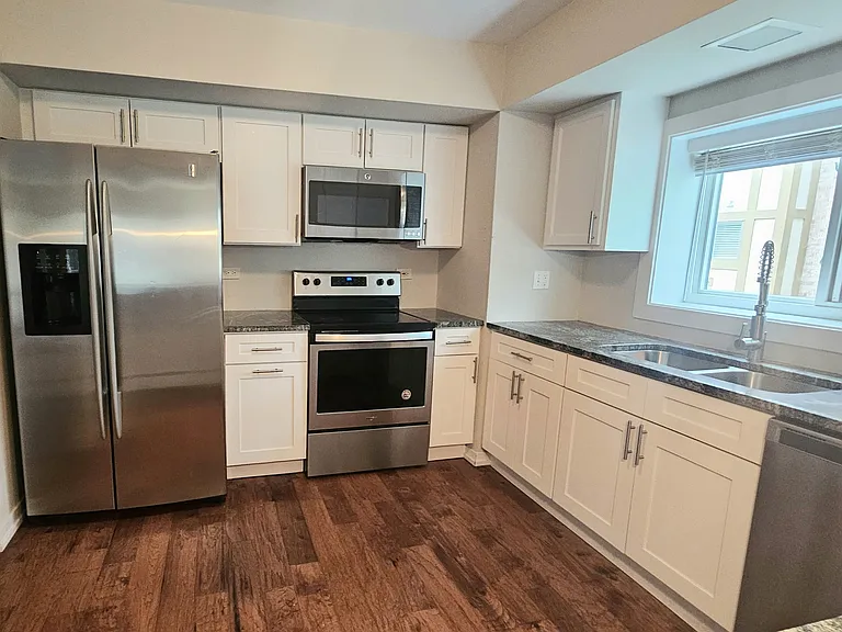 821 S Dwyer Ave #B — Photo 3