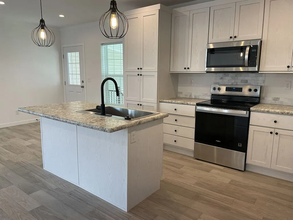 3 bed, 2.0 bath, 1460 sqft, $1,600 — Photo 2