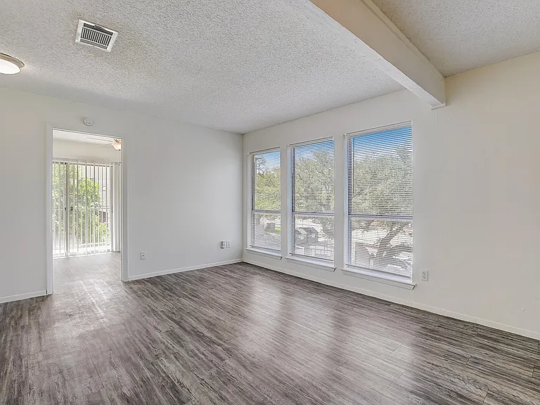 The Oaks Apartments — Photo 11