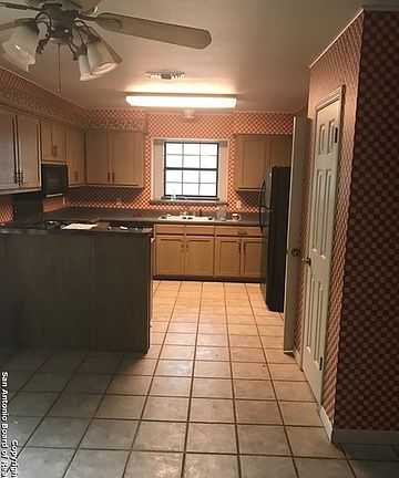4th image of 979 Parkdale Dr
