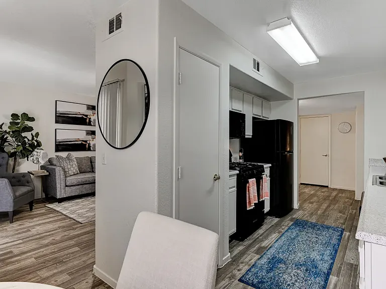 The Dresden Apartments — Photo 5