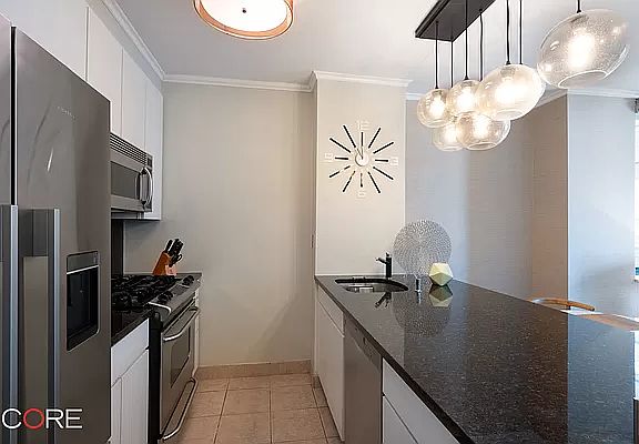 4th image of 62 W 62nd St APT 12A