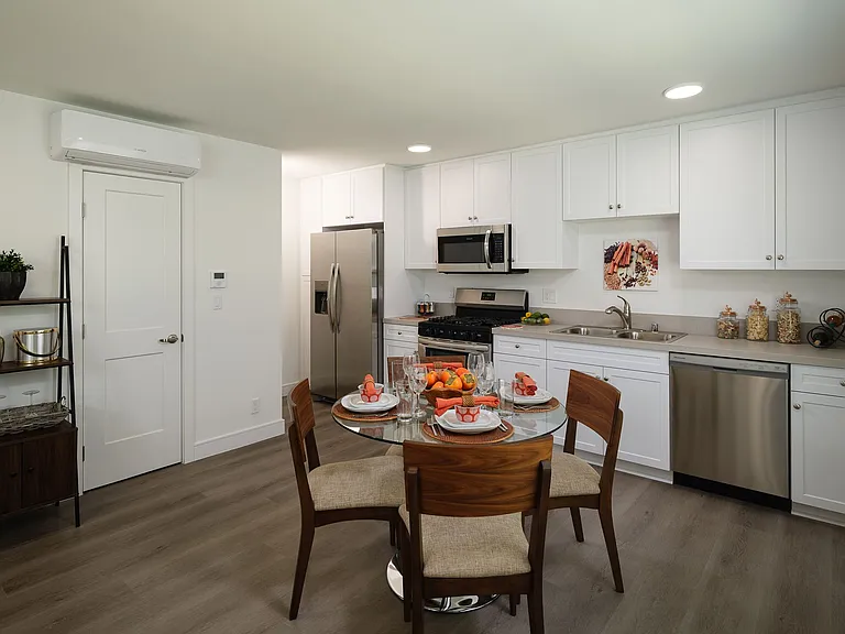 Spacious 2 Bed Townhouses! * Best Koreatown Location * Washer & Dryer * Bidet — Photo 2
