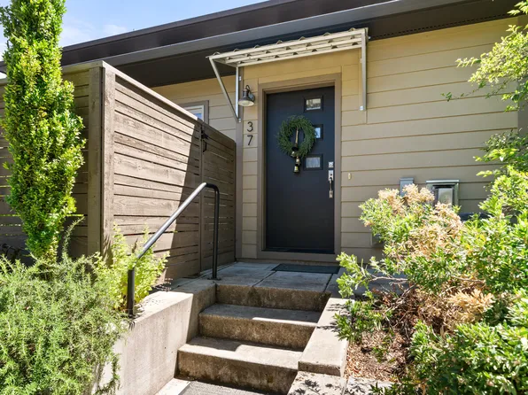 37 N Mountain Ave, Ashland, OR 97520