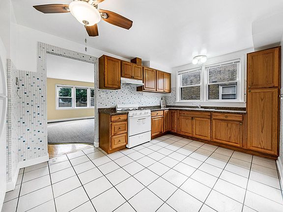 3rd image of 2626 W Balmoral Ave APT 2W