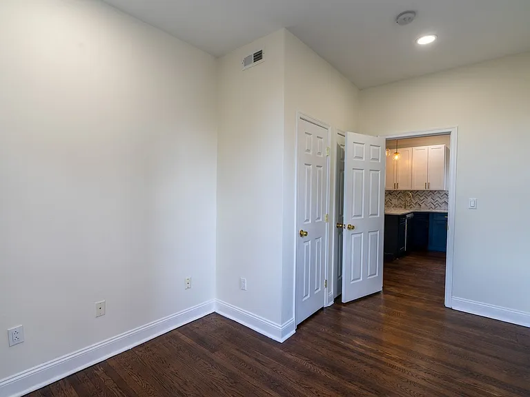 641 N 15th St #5 — Photo 6