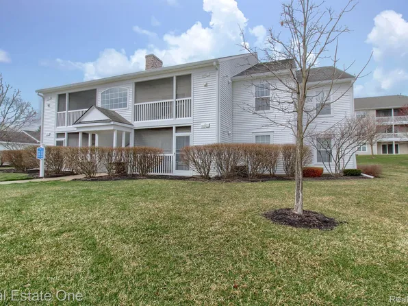 2672 S Knightsbridge Cir, Ann Arbor, MI 48105