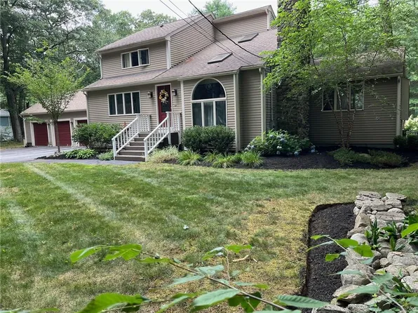 139 Maureen Cir, Burrillville, RI 02839