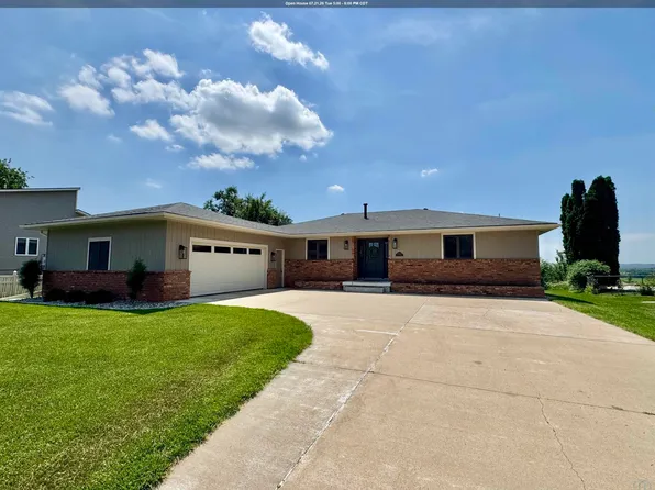 1556 Crestview Dr, Vermillion, SD 57069