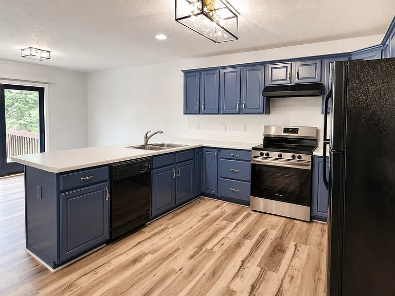 1906 Vladimir Dr — Photo 9