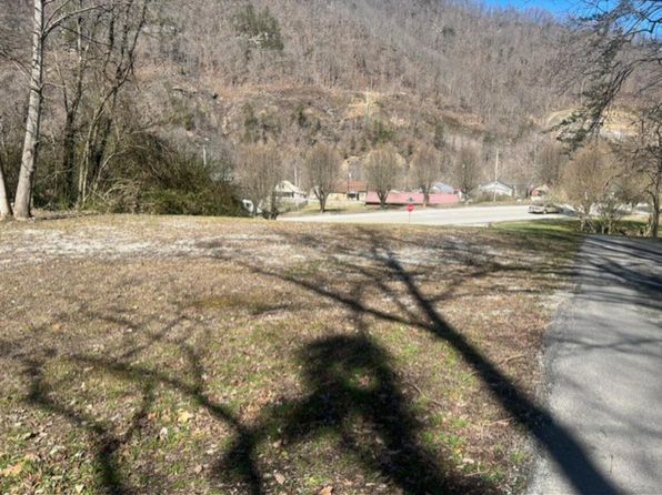 120 6th St, Elkhorn City, KY 41522