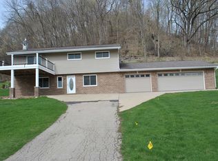 28367 Great River Rd, Guttenberg, IA 52052