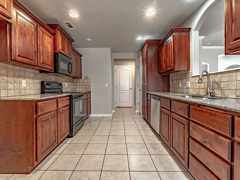 1161 Coventry Ln — Photo 8